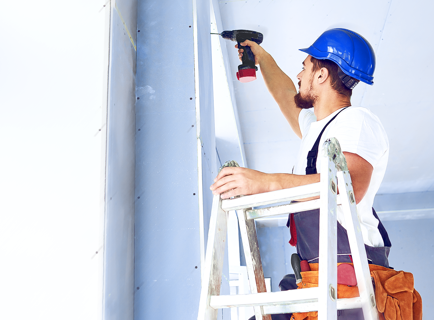Falsche Auswahl, unsichere Aufstellung oder mangelnde Prüfung von Leitern und Tritten führen jedes Jahr zu schweren Unfällen – mit Folgen von Verletzungen bis hin zu langem Arbeitsausfall. In dieser Schulung erfahren Sie, welche DGUV- und BetrSichV-Vorschriften für den sicheren Umgang maßgeblich sind. Sie lernen, für jede Aufgabe die passende Leiter auszuwählen, sie fachgerecht aufzustellen und beim Arbeiten die notwendigen Schutzmaßnahmen umzusetzen. Außerdem üben Sie, Leitern vor und regelmäßig nach der Benutzung auf Mängel zu prüfen und wissen, wie Sie im Notfall richtig handeln. Jetzt zur Schulung anmelden.