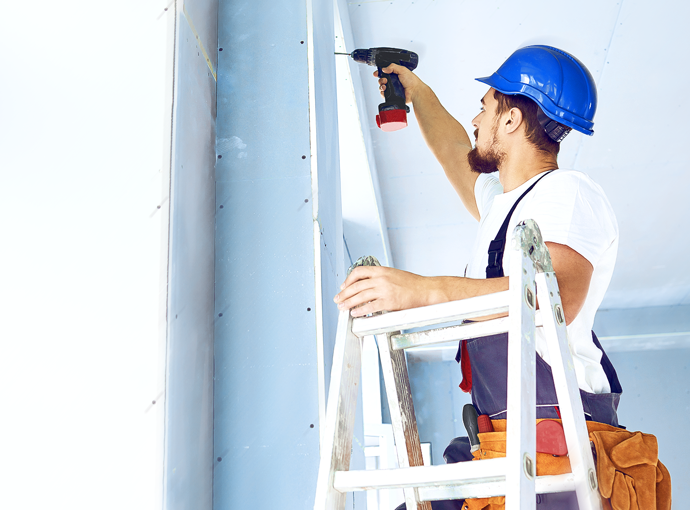 Onlineschulung Befähigte Person Leitern & Tritte Inhalte Rechtliche Grundlagen: Vorschriften wie DGUV und BetrSichV kennen. Auswahl: Die richtige Leiter für die jeweilige Aufgabe wählen. Aufbau und Aufstellung: Die Leiter sicher und korrekt aufstellen. Benutzung: Sicheres Arbeiten auf der Leiter (Dreipunktmethode, keine Überlastung). Prüfung: Die Leiter vor und regelmäßig nach Mängeln überprüfen. Verhalten im Notfall: Wissen, was bei einem Unfall zu tun ist.