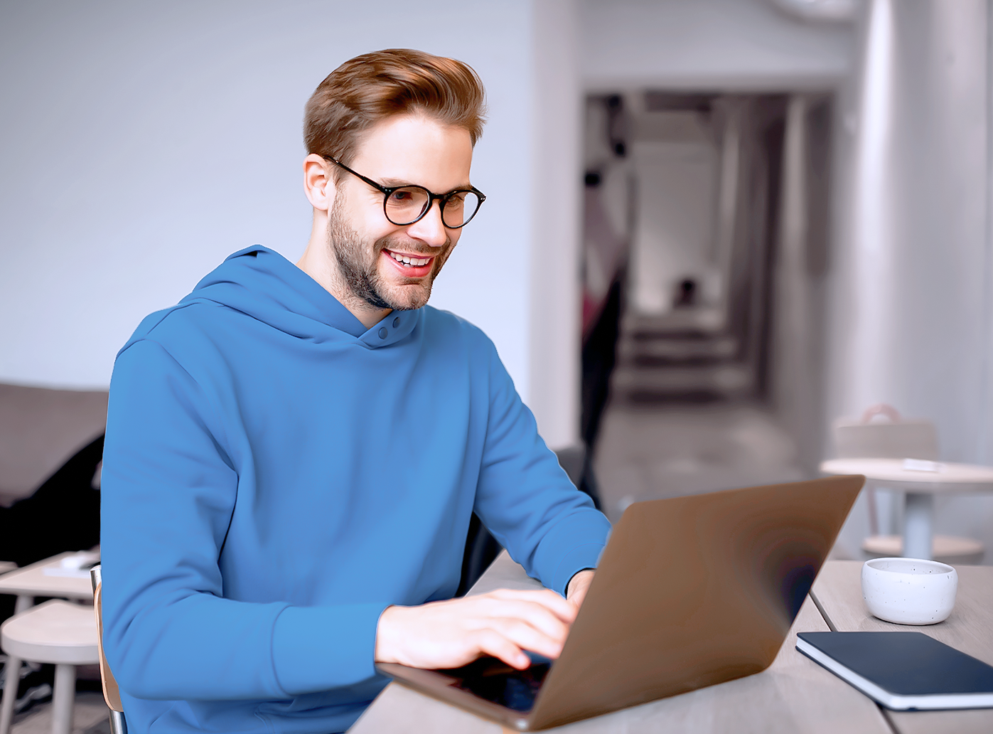 Wenn in einem Betrieb ein Brand ausbricht, zählt jede Minute. Rauch, unklare Situationen und der Druck, schnell zu handeln, können dazu führen, dass wertvolle Zeit verloren geht. Umso wichtiger ist es, vorbereitet zu sein – nicht erst, wenn es passiert. In dieser Onlineschulung erfahren Sie, welche rechtlichen Grundlagen und Aufgaben mit der Rolle als Brandschutz- und Evakuierungshelfer verbunden sind. Sie lernen, wie Brände entstehen, wie sie sich ausbreiten und welche Maßnahmen helfen, sie bereits im laufenden Betrieb zu verhindern. Sie üben, im Brandfall den Alarm auszulösen, Menschen sicher ins Freie zu führen und die vorgesehenen Rettungswege zu nutzen. Abschließend werden Sie auf die Rettung und Betreuung von Personen vorbereitet – damit Sie im Notfall handlungsfähig bleiben.