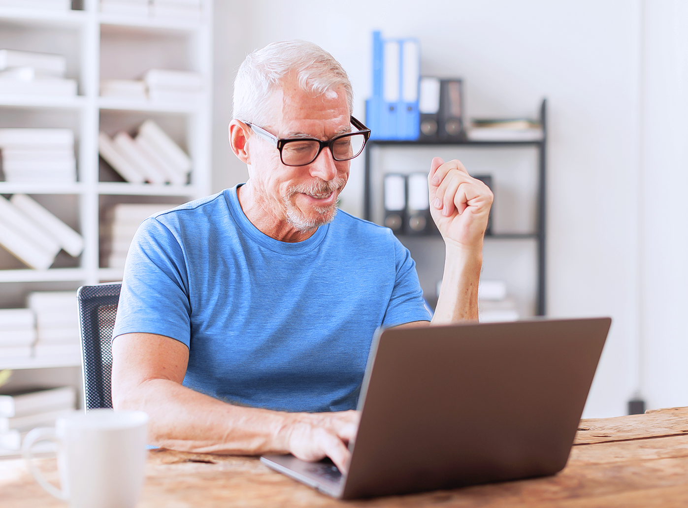 Sicher prüfen – mit klaren Grundlagen und Normen Wer ortsveränderliche elektrische Betriebsmittel prüfen will, braucht mehr als technisches Verständnis: Diese Schulung vermittelt die rechtlichen Rahmenbedingungen und zeigt, welche DIN- und VDE-Normen dabei maßgeblich sind – allen voran die DIN VDE 0701-0702. Im Mittelpunkt stehen konkrete Prüfverfahren, das richtige Vorgehen bei der Protokollierung, die Beurteilung von Ergebnissen sowie die Auswahl und Anwendung geeigneter Prüfgeräte. Auch Themen wie Messgenauigkeit und Prüftechniken werden praxisnah behandelt – immer mit Blick auf die Unfallverhütung und rechtssichere Umsetzung.