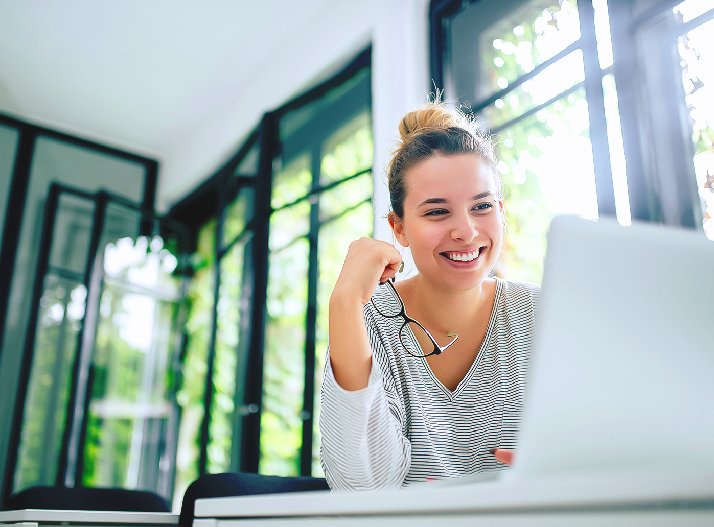 Erlernen Sie Grundlagen der Elektrosicherheit, relevante Vorschriften und das Erkennen elektrischer Gefahren. Themen sind auch einfache elektrotechnische Tätigkeiten unter Aufsicht, DGUV Vorschrift 3, DIN VDE 0105-100, BetrSichV, ArbSchG, die Definition der Elektro Unterwiesenen Person und die Abgrenzung zur Elektrofachkraft.