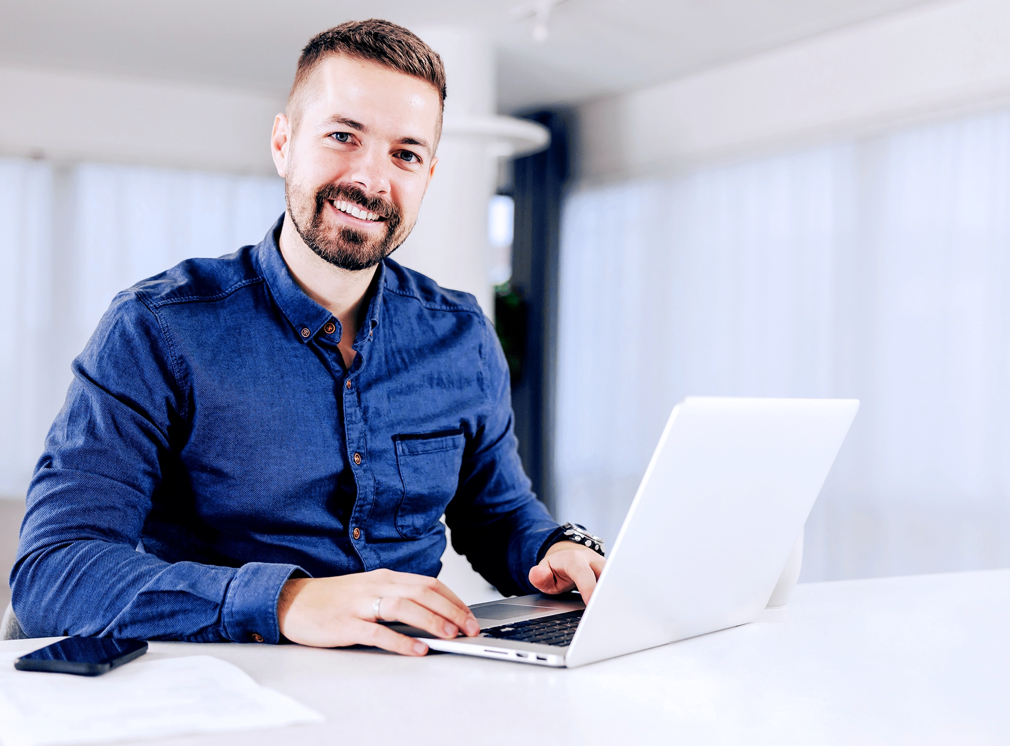 Onlineschulung: Fachkraft Feststellanlagen mit Prüfung Fehler bei der Planung, dem Betrieb oder der Wartung von Feststellanlagen können schwerwiegende Folgen haben – von der Gefährdung der Gebäudesicherheit bis hin zu rechtlichen Konsequenzen. In dieser Schulung lernen Sie die maßgeblichen Normen und Richtlinien wie DIN EN 14637, DIN 14677 und die DiBt-Richtlinie kennen. Sie setzen sich mit den Pflichten von Fachkräften, Betreibern und Arbeitgebern auseinander und verstehen die Funktion sowie den Aufbau von Feststellanlagen – inklusive der Besonderheiten von Feuer- und Rauchschutzabschlüssen.