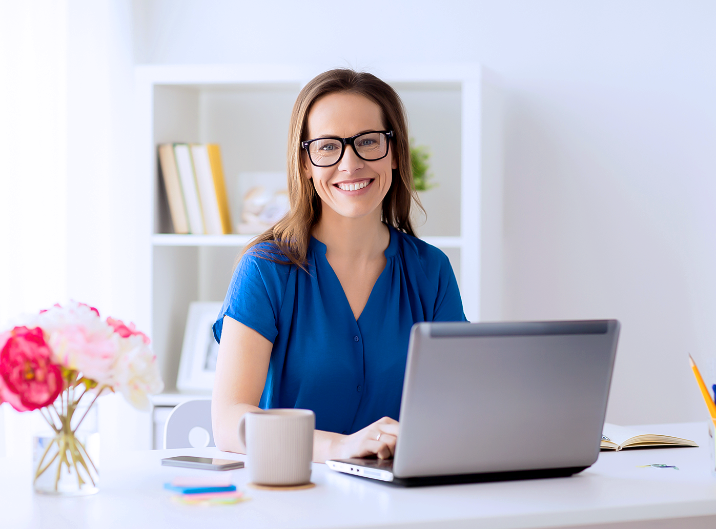 Falsche Auswahl, unsichere Aufstellung oder mangelnde Prüfung von Leitern und Tritten führen jedes Jahr zu schweren Unfällen – mit Folgen von Verletzungen bis hin zu langem Arbeitsausfall. In dieser Schulung erfahren Sie, welche DGUV- und BetrSichV-Vorschriften für den sicheren Umgang maßgeblich sind. Sie lernen, für jede Aufgabe die passende Leiter auszuwählen, sie fachgerecht aufzustellen und beim Arbeiten die notwendigen Schutzmaßnahmen umzusetzen. Außerdem üben Sie, Leitern vor und regelmäßig nach der Benutzung auf Mängel zu prüfen und wissen, wie Sie im Notfall richtig handeln. Jetzt zur Schulung anmelden.