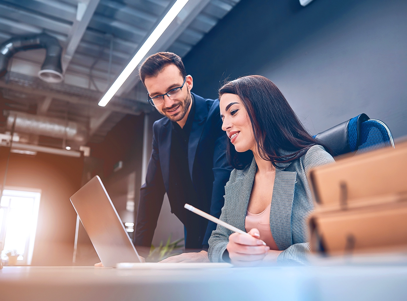 Wenn Strom, Wasser, Gas oder IT ausfallen – zählt jede Sekunde. In unserer Schulung KRITIS-Beauftragter lernen Sie, wie Unternehmen und Verwaltungen in Krisenlagen handlungsfähig bleiben. Anhand realer Szenarien erfahren Sie, welche gesetzlichen Grundlagen gelten, wie Notfall- und Krisenstäbe effektiv zusammenarbeiten und wie sich Risiken frühzeitig erkennen und abwehren lassen. Ob Energieversorgung, IT-Ausfall oder Gasmangellage: Wir zeigen, wie Sie im Ernstfall strukturiert reagieren, Resilienz aufbauen und so Ihre Organisation auch in herausfordernden Zeiten sicher steuern können.